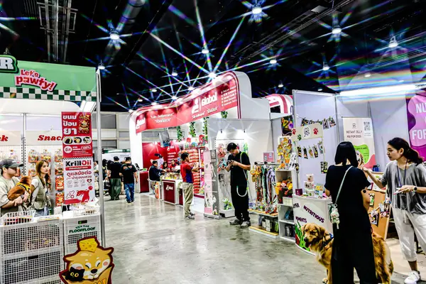 QSNCC 'de Tayland' daki Hayvan Fuarı 'nda. Ziyaretçiler, alışveriş için kendi hayvanlarını getirebiliyor ve şovdaki diğer evcil hayvanlarla eğlenebiliyorlar. Bangkok, Tayland. - 1 Mayıs 2025.