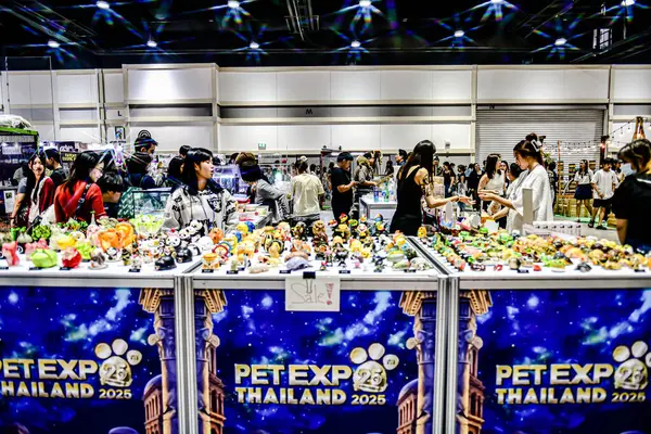QSNCC 'de Tayland' daki Hayvan Fuarı 'nda. Ziyaretçiler, alışveriş için kendi hayvanlarını getirebiliyor ve şovdaki diğer evcil hayvanlarla eğlenebiliyorlar. Bangkok, Tayland. - 1 Mayıs 2025.
