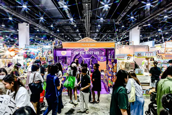 QSNCC 'de Tayland' daki Hayvan Fuarı 'nda. Ziyaretçiler, alışveriş için kendi hayvanlarını getirebiliyor ve şovdaki diğer evcil hayvanlarla eğlenebiliyorlar. Bangkok, Tayland. - 1 Mayıs 2025.