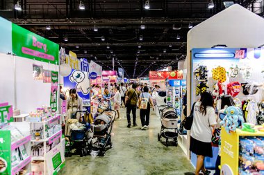 QSNCC 'de Tayland' daki Hayvan Fuarı 'nda. Ziyaretçiler, alışveriş için kendi hayvanlarını getirebiliyor ve şovdaki diğer evcil hayvanlarla eğlenebiliyorlar. Bangkok, Tayland. - 1 Mayıs 2025.