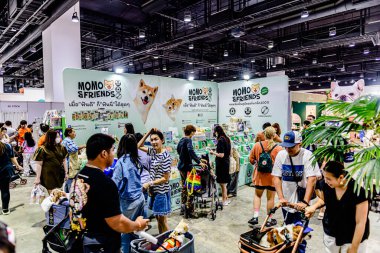 QSNCC 'de Tayland' daki Hayvan Fuarı 'nda. Ziyaretçiler, alışveriş için kendi hayvanlarını getirebiliyor ve şovdaki diğer evcil hayvanlarla eğlenebiliyorlar. Bangkok, Tayland. - 1 Mayıs 2025.