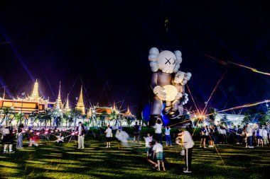 Tayland 'da Kaws Tatili' nde Sanam Luang 'da, Büyük Saray' ın önünde bir sürü turist ve ziyaretçiyle birlikte. Bangkok, Tayland. - 16 Mayıs 2025.