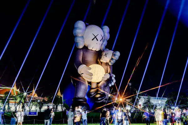 Tayland 'da Kaws Tatili' nde Sanam Luang 'da, Büyük Saray' ın önünde bir sürü turist ve ziyaretçiyle birlikte. Bangkok, Tayland. - 16 Mayıs 2025.