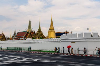 Turistler ve yerel turistler Grand Palace boyunca dışarı çıkıp, turne için içeri girmeye hazırlanıyorlar. Bangkok, Tayland. - 18 Mayıs 2025.