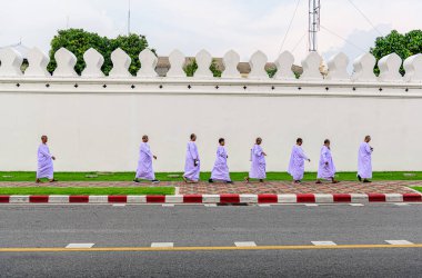 Bangkok 'taki Grand Palace duvarında yürüyen bir grup rahibe. Bangkok, Tayland. - 18 Mayıs 2025.