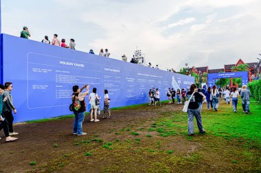 Tayland 'da Kaws Tatili' nde Sanam Luang 'da, Büyük Saray' ın önünde bir sürü turist ve ziyaretçi gelip bölgede güzel fotoğraflar çekiyorlar. Bangkok, Tayland. - 18 Mayıs 2025.
