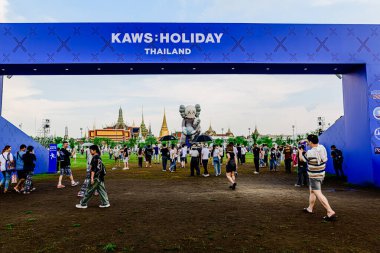 Tayland 'da Kaws Tatili' nde Sanam Luang 'da, Büyük Saray' ın önünde bir sürü turist ve ziyaretçi gelip bölgede güzel fotoğraflar çekiyorlar. Bangkok, Tayland. - 18 Mayıs 2025.