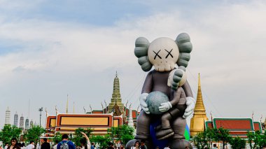Tayland 'da Kaws Tatili' nde Sanam Luang 'da, Büyük Saray' ın önünde bir sürü turist ve ziyaretçi gelip bölgede güzel fotoğraflar çekiyorlar. Bangkok, Tayland. - 18 Mayıs 2025.