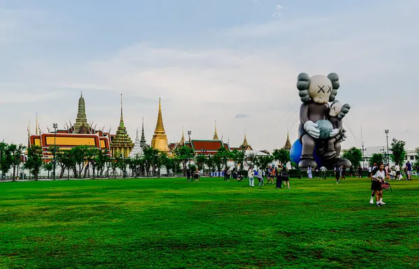 Tayland 'da Kaws Tatili' nde Sanam Luang 'da, Büyük Saray' ın önünde bir sürü turist ve ziyaretçi gelip bölgede güzel fotoğraflar çekiyorlar. Bangkok, Tayland. - 18 Mayıs 2025.