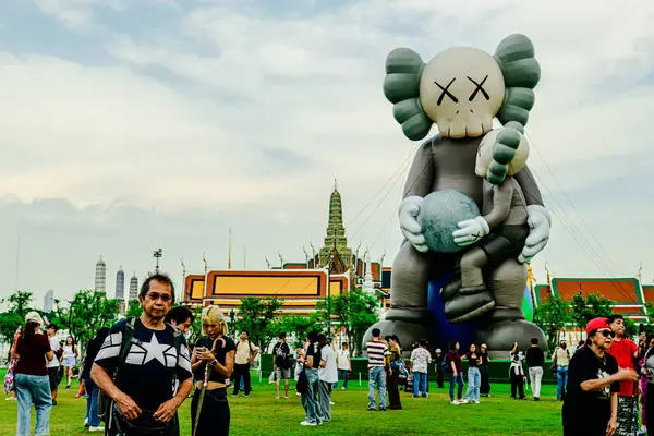 Tayland 'da Kaws Tatili' nde Sanam Luang 'da, Büyük Saray' ın önünde bir sürü turist ve ziyaretçi gelip bölgede güzel fotoğraflar çekiyorlar. Bangkok, Tayland. - 18 Mayıs 2025.