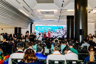 Bangkok 'un Bangkapi bölgesinde, MCC Hall' daki M Life Store 'da We All Pride Thailand' ın kampanya etkinliği. Yerel halk mutlu bir şekilde buluşmayı sever. Bangkok, Tayland. - 24 Mayıs 2025.