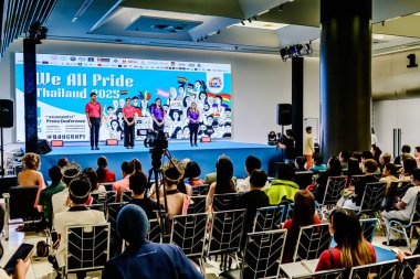 Bangkok 'un Bangkapi bölgesinde, MCC Hall' daki M Life Store 'da We All Pride Thailand' ın kampanya etkinliği. Yerel halk mutlu bir şekilde buluşmayı sever. Bangkok, Tayland. - 24 Mayıs 2025.