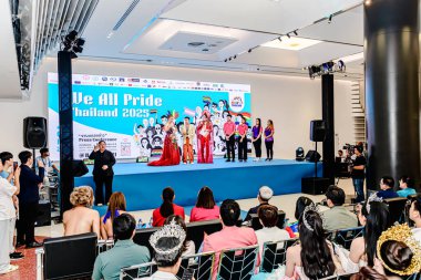 Bangkok 'un Bangkapi bölgesinde, MCC Hall' daki M Life Store 'da We All Pride Thailand' ın kampanya etkinliği. Yerel halk mutlu bir şekilde buluşmayı sever. Bangkok, Tayland. - 24 Mayıs 2025.