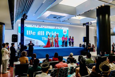 Bangkok 'un Bangkapi bölgesinde, MCC Hall' daki M Life Store 'da We All Pride Thailand' ın kampanya etkinliği. Yerel halk mutlu bir şekilde buluşmayı sever. Bangkok, Tayland. - 24 Mayıs 2025.