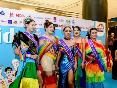 Bangkok 'un Bangkapi bölgesinde, MCC Hall' daki M Life Store 'da We All Pride Thailand' ın kampanya etkinliği. Yerel halk mutlu bir şekilde buluşmayı sever. Bangkok, Tayland. - 24 Mayıs 2025.