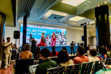 Bangkok 'un Bangkapi bölgesinde, MCC Hall' daki M Life Store 'da We All Pride Thailand' ın kampanya etkinliği. Yerel halk mutlu bir şekilde buluşmayı sever. Bangkok, Tayland. - 24 Mayıs 2025.