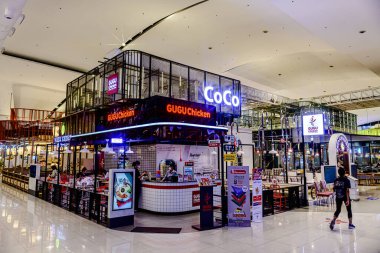 Bangkok, Tayland. - 22 Mayıs 2025: Bangkapi bölgesindeki M Life Store 'daki farklı marka dükkanlarının iç görünümü, Tayland.