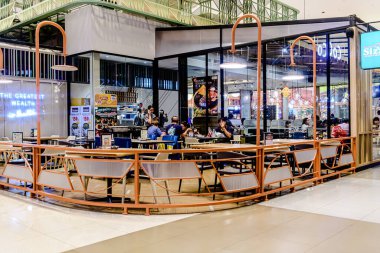 Bangkok, Tayland. - 22 Mayıs 2025: Bangkapi bölgesindeki M Life Store 'daki farklı marka dükkanlarının iç görünümü, Tayland.