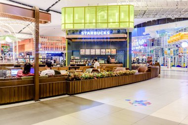 Bangkok, Tayland. - 22 Mayıs 2025: Bangkapi bölgesindeki M Life Store 'daki farklı marka dükkanlarının iç görünümü, Tayland.