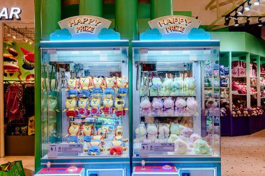 Bangkok, Tayland. - 22 Mayıs 2025: Bangkapi bölgesindeki M Life Store 'daki farklı marka dükkanlarının iç görünümü, Tayland.