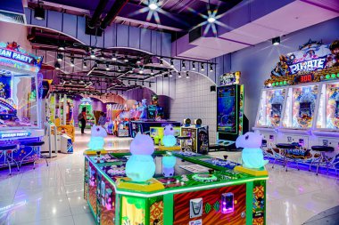 Bangkok, Tayland. - 22 Mayıs 2025: Bangkapi bölgesindeki M Life Store 'daki farklı marka dükkanlarının iç görünümü, Tayland.