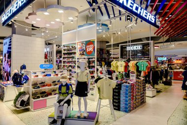 Bangkok, Tayland. - 22 Mayıs 2025: Bangkapi bölgesindeki M Life Store 'daki farklı marka dükkanlarının iç görünümü, Tayland.