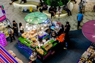 Bangkok, Tayland. - 22 Mayıs 2025: Bangkapi bölgesindeki M Life Store 'daki farklı marka dükkanlarının iç görünümü, Tayland.