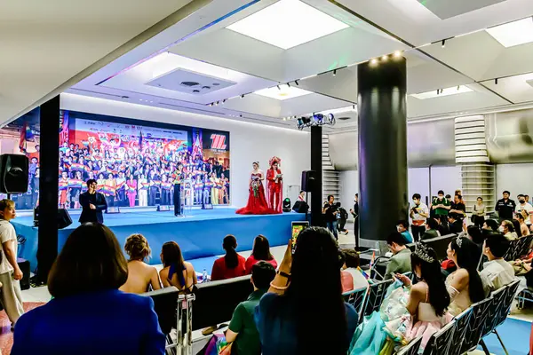Bangkok 'un Bangkapi bölgesinde, MCC Hall' daki M Life Store 'da We All Pride Thailand' ın kampanya etkinliği. Yerel halk mutlu bir şekilde buluşmayı sever. Bangkok, Tayland. - 24 Mayıs 2025.