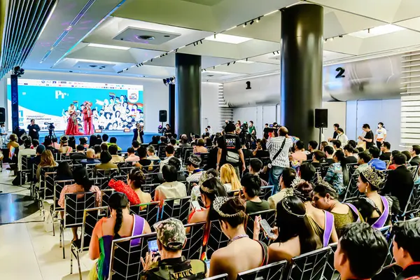 Bangkok 'un Bangkapi bölgesinde, MCC Hall' daki M Life Store 'da We All Pride Thailand' ın kampanya etkinliği. Yerel halk mutlu bir şekilde buluşmayı sever. Bangkok, Tayland. - 24 Mayıs 2025.