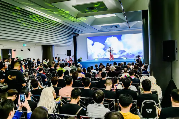 Bangkok 'un Bangkapi bölgesinde, MCC Hall' daki M Life Store 'da We All Pride Thailand' ın kampanya etkinliği. Yerel halk mutlu bir şekilde buluşmayı sever. Bangkok, Tayland. - 24 Mayıs 2025.