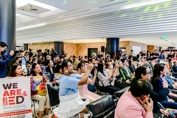 Bangkok 'un Bangkapi bölgesinde, MCC Hall' daki M Life Store 'da We All Pride Thailand' ın kampanya etkinliği. Yerel halk mutlu bir şekilde buluşmayı sever. Bangkok, Tayland. - 24 Mayıs 2025.
