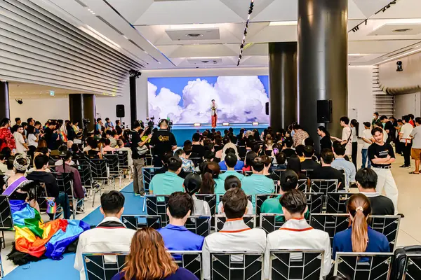 Bangkok 'un Bangkapi bölgesinde, MCC Hall' daki M Life Store 'da We All Pride Thailand' ın kampanya etkinliği. Yerel halk mutlu bir şekilde buluşmayı sever. Bangkok, Tayland. - 24 Mayıs 2025.