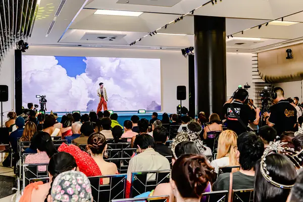 Bangkok 'un Bangkapi bölgesinde, MCC Hall' daki M Life Store 'da We All Pride Thailand' ın kampanya etkinliği. Yerel halk mutlu bir şekilde buluşmayı sever. Bangkok, Tayland. - 24 Mayıs 2025.