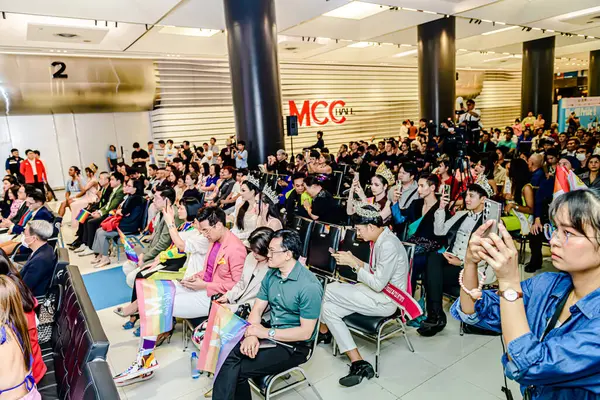 Bangkok 'un Bangkapi bölgesinde, MCC Hall' daki M Life Store 'da We All Pride Thailand' ın kampanya etkinliği. Yerel halk mutlu bir şekilde buluşmayı sever. Bangkok, Tayland. - 24 Mayıs 2025.
