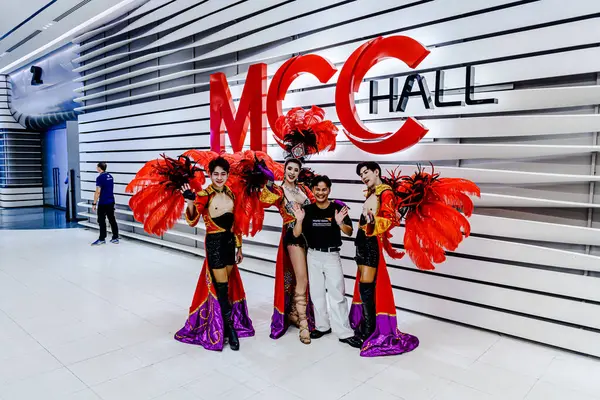 Bangkok 'un Bangkapi bölgesinde, MCC Hall' daki M Life Store 'da We All Pride Thailand' ın kampanya etkinliği. Yerel halk mutlu bir şekilde buluşmayı sever. Bangkok, Tayland. - 24 Mayıs 2025.