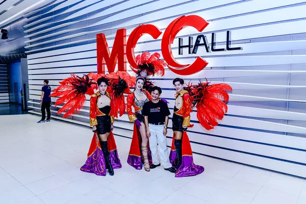 Bangkok 'un Bangkapi bölgesinde, MCC Hall' daki M Life Store 'da We All Pride Thailand' ın kampanya etkinliği. Yerel halk mutlu bir şekilde buluşmayı sever. Bangkok, Tayland. - 24 Mayıs 2025.