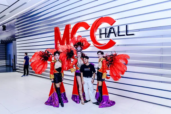 Bangkok 'un Bangkapi bölgesinde, MCC Hall' daki M Life Store 'da We All Pride Thailand' ın kampanya etkinliği. Yerel halk mutlu bir şekilde buluşmayı sever. Bangkok, Tayland. - 24 Mayıs 2025.