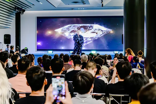Bangkok 'un Bangkapi bölgesinde, MCC Hall' daki M Life Store 'da We All Pride Thailand' ın kampanya etkinliği. Yerel halk mutlu bir şekilde buluşmayı sever. Bangkok, Tayland. - 24 Mayıs 2025.