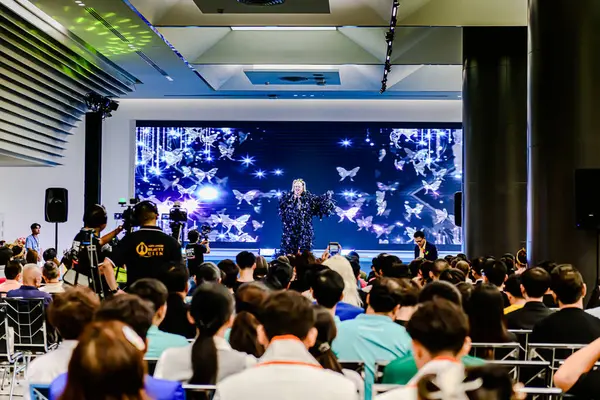 Bangkok 'un Bangkapi bölgesinde, MCC Hall' daki M Life Store 'da We All Pride Thailand' ın kampanya etkinliği. Yerel halk mutlu bir şekilde buluşmayı sever. Bangkok, Tayland. - 24 Mayıs 2025.