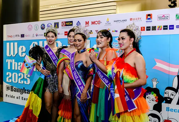 Bangkok 'un Bangkapi bölgesinde, MCC Hall' daki M Life Store 'da We All Pride Thailand' ın kampanya etkinliği. Yerel halk mutlu bir şekilde buluşmayı sever. Bangkok, Tayland. - 24 Mayıs 2025.