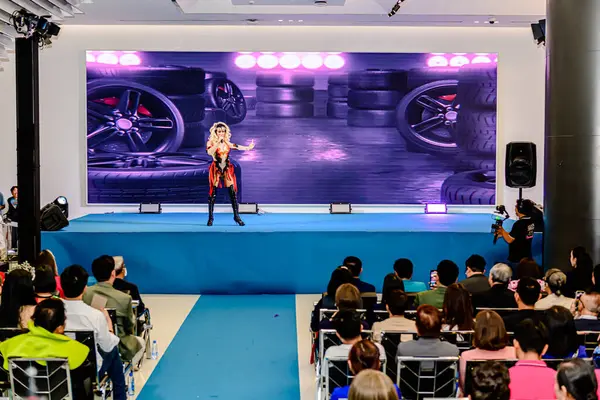 Bangkok 'un Bangkapi bölgesinde, MCC Hall' daki M Life Store 'da We All Pride Thailand' ın kampanya etkinliği. Yerel halk mutlu bir şekilde buluşmayı sever. Bangkok, Tayland. - 24 Mayıs 2025.