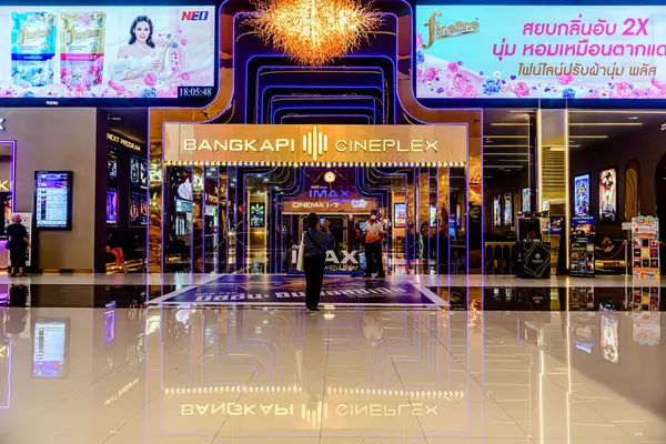 Bangkok, Tayland. - 22 Mayıs 2025: Bangkapi bölgesindeki M Life Store 'daki farklı marka dükkanlarının iç görünümü, Tayland.