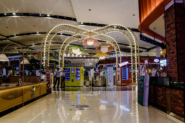 Bangkok, Tayland. - 22 Mayıs 2025: Bangkapi bölgesindeki M Life Store 'daki farklı marka dükkanlarının iç görünümü, Tayland.