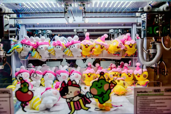 Bangkok, Tayland. - 22 Mayıs 2025: Bangkapi bölgesindeki M Life Store 'daki farklı marka dükkanlarının iç görünümü, Tayland.