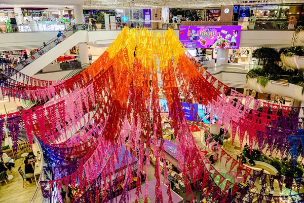 Bangkok, Tayland. - 22 Mayıs 2025: Bangkapi bölgesindeki M Life Store 'daki farklı marka dükkanlarının iç görünümü, Tayland.