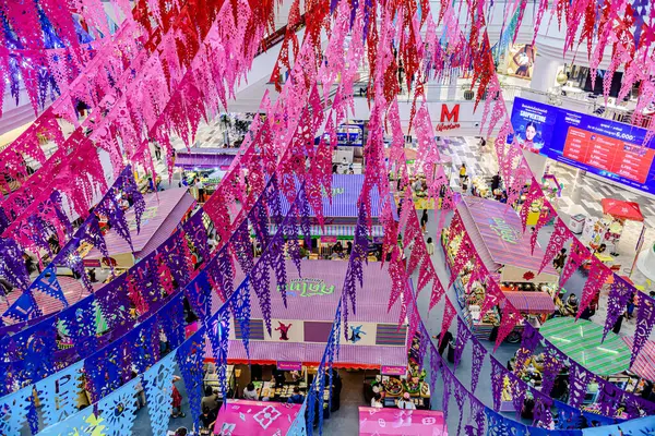 Bangkok, Tayland. - 22 Mayıs 2025: Bangkapi bölgesindeki M Life Store 'daki farklı marka dükkanlarının iç görünümü, Tayland.