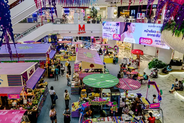 Bangkok, Tayland. - 22 Mayıs 2025: Bangkapi bölgesindeki M Life Store 'daki farklı marka dükkanlarının iç görünümü, Tayland.