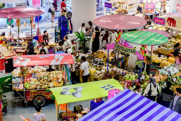 Bangkok, Tayland. - 22 Mayıs 2025: Bangkapi bölgesindeki M Life Store 'daki farklı marka dükkanlarının iç görünümü, Tayland.