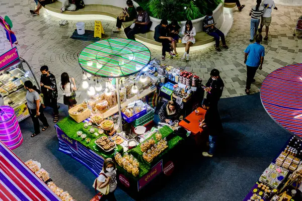 Bangkok, Tayland. - 22 Mayıs 2025: Bangkapi bölgesindeki M Life Store 'daki farklı marka dükkanlarının iç görünümü, Tayland.