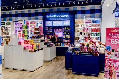 Bangkok, Tayland. - 22 Mayıs 2025: Bangkapi bölgesindeki M Life Store 'daki farklı marka dükkanlarının iç görünümü, Tayland.